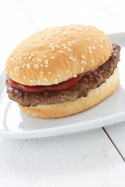 Hambúrguer quente na placa — Fotografia de Stock
