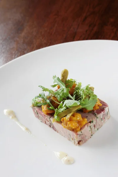 Porco chapeado e terrina de frango — Fotografia de Stock