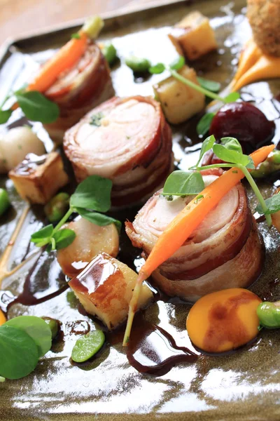 Rolada de frango de coelho com legumes — Fotografia de Stock