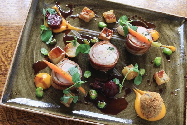 Rolada de frango de coelho com legumes — Fotografia de Stock