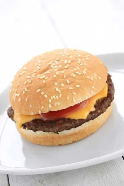 Καυτό burger στο πιάτο — Φωτογραφία Αρχείου