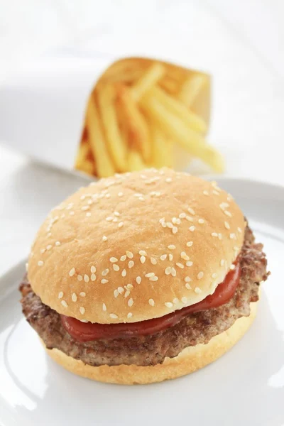 Hambúrguer quente com batatas fritas — Fotografia de Stock