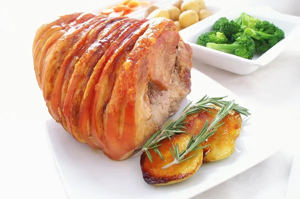 Обід зі свинини з тарілкою — стокове фото