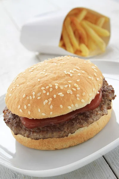 Meleg hamburger, sült krumplival — Stock Fotó