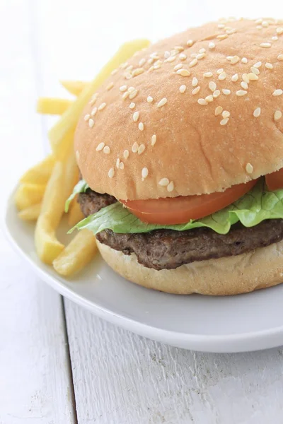 Hambúrguer quente com batatas fritas — Fotografia de Stock