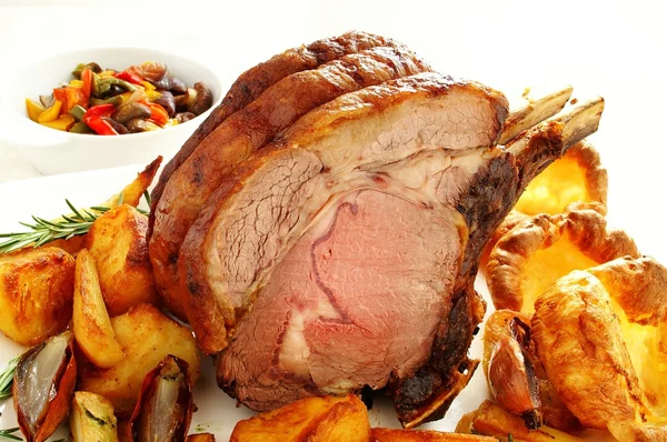 Traditional roast rib of beef with yorkshire pudding — Stock Photo, Image