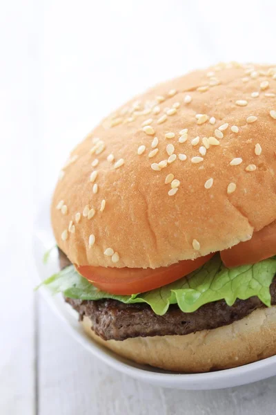 Gorącego hamburgera na talerzu — Zdjęcie stockowe