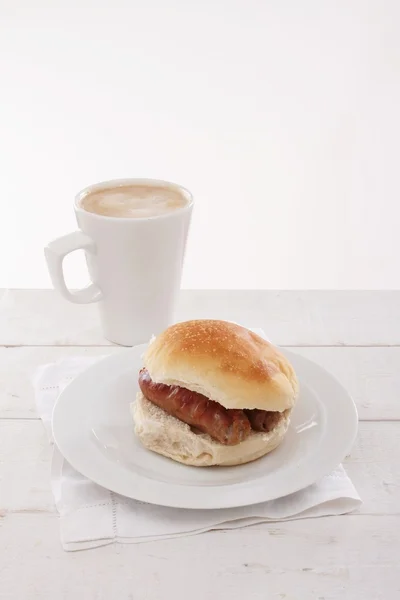 Sandwich salsiccia placcato con cappuccino — Foto Stock