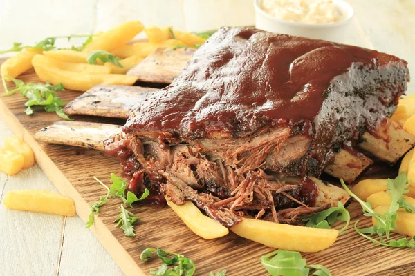 Costelas de carne em molho de churrasco — Fotografia de Stock