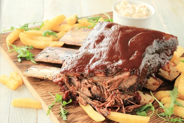 Costelas de carne em molho de churrasco — Fotografia de Stock