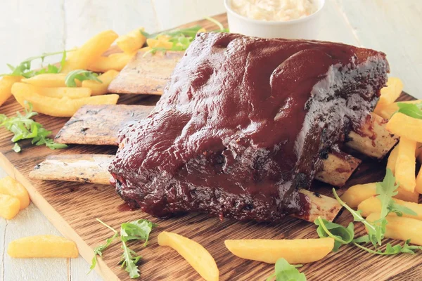 Costelas de carne em molho de churrasco — Fotografia de Stock