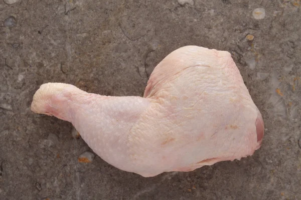 Cuisse de poulet entier crue non cuite — Photo