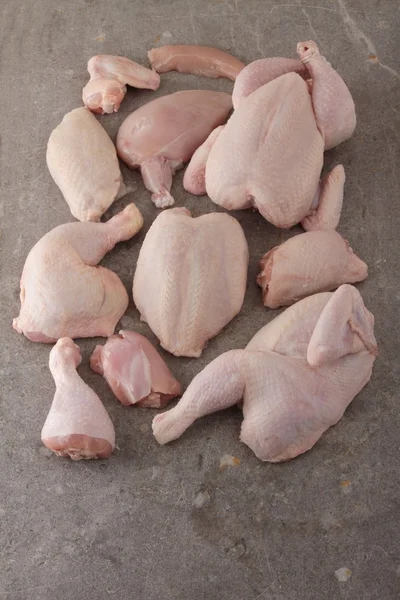 Auswahl roh geschnittener Hühner — Stockfoto