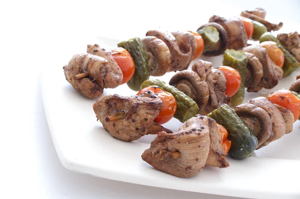 Kebabs de viande de porc de poulet sur barbecue — Photo