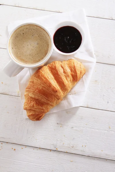 Friss croissant, kávé — Stock Fotó