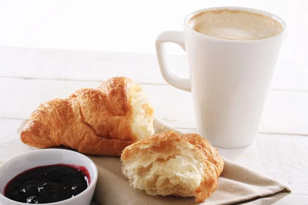 Croissant fresco com café — Fotografia de Stock