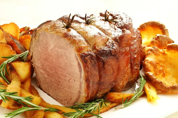 Traditional roast beef with yorkshire pudding — Stock Photo, Image