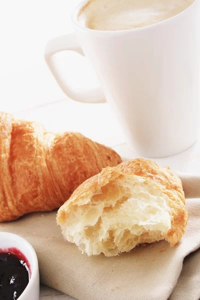 Friss croissant, kávé — Stock Fotó