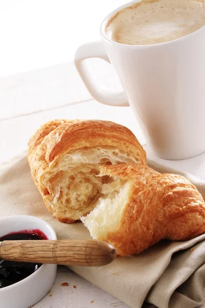 Croissant fresco com café — Fotografia de Stock