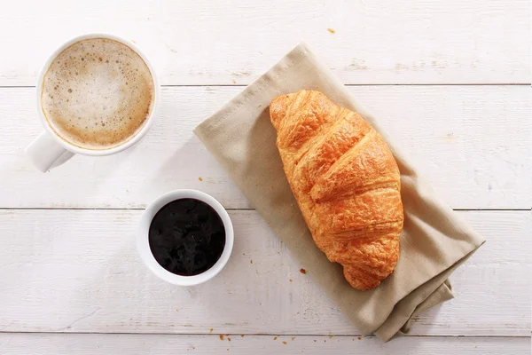Färskt bakad croissant med kaffe — Stockfoto