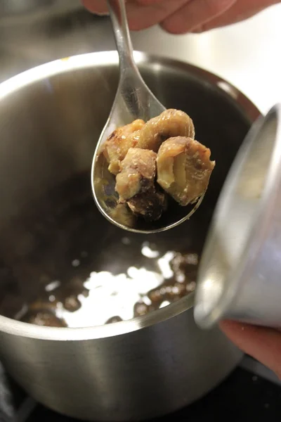 Cocinero cocinar y preparar la comida chapada — Foto de Stock