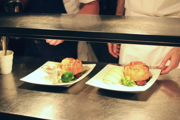 Cocinar en la cocina en platos — Foto de Stock