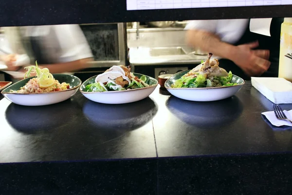 Cocinar en la cocina en platos — Foto de Stock