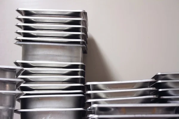 Тарілки на столі на кухні — стокове фото