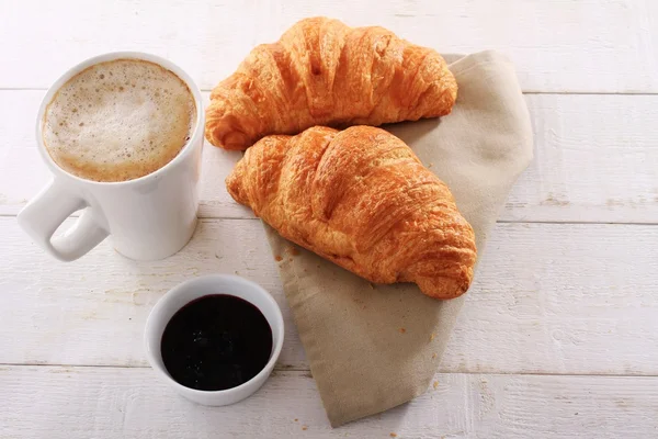 Friss sült croissant, kávé — Stock Fotó