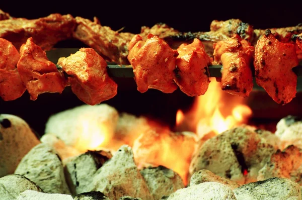 Kebabs indianos cozinhar sobre churrasco de carvão — Fotografia de Stock