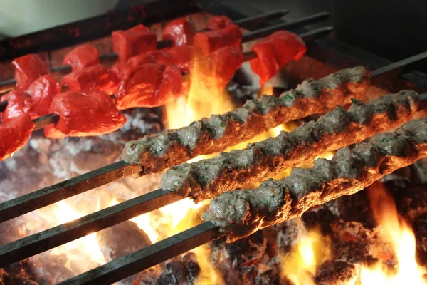 Индийские кебабы готовят за угольным барбекю — стоковое фото