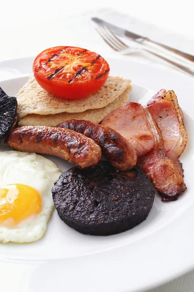 Традиційні приготований повний англійський сніданок — стокове фото