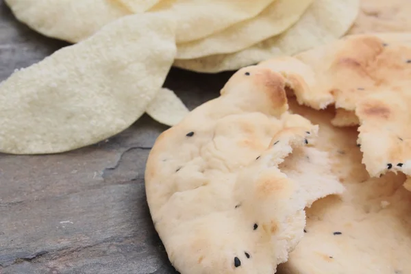 Pane naan e poppadum — Foto Stock