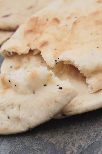 Naan Brot und Mohn — Stockfoto