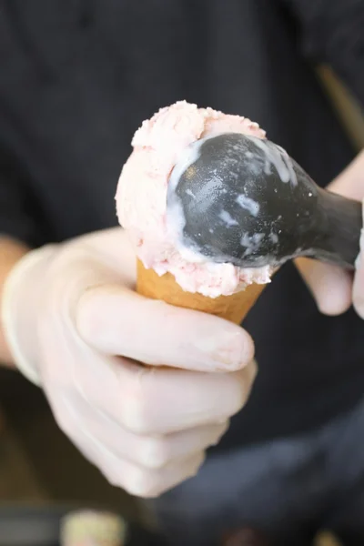 Homme préparant la crème glacée — Photo