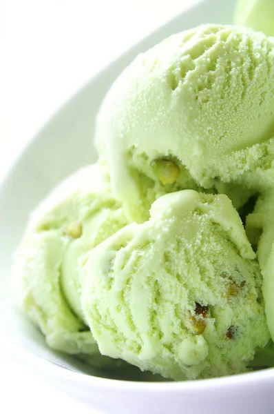 Pistachio ice cream in bowl — Stock Photo, Image