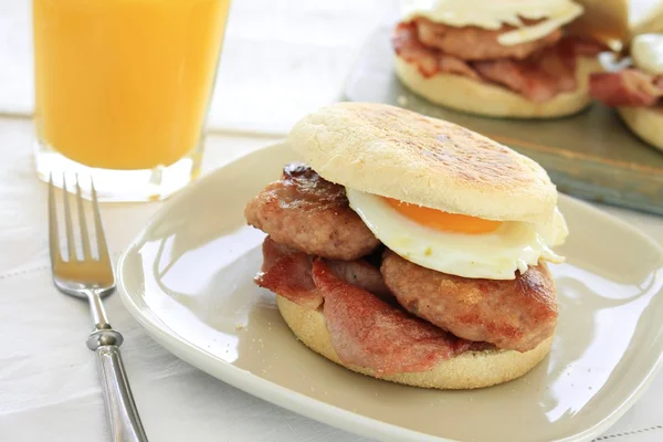 Kahvaltı muffin beyaz plaka üzerinde