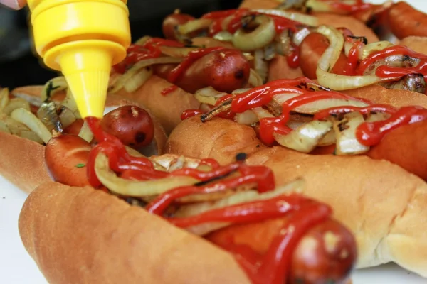 Preparazione di hot dog in cucina — Foto Stock