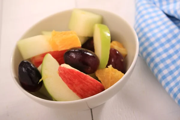 Frutas frescas na tigela — Fotografia de Stock