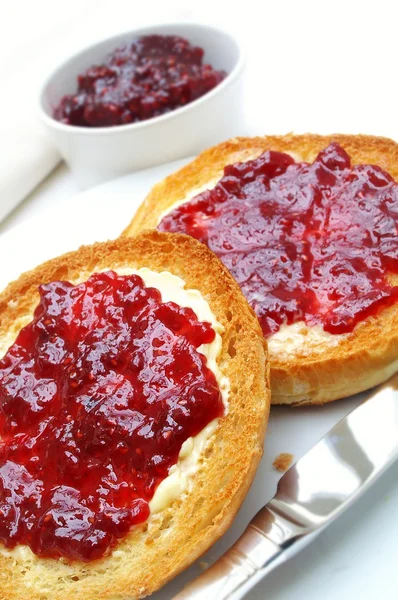 Pasteles de té magdalenas con mermelada — Foto de Stock