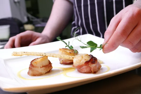 Chef cooking and preparing plated meal — Stock Photo, Image