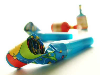 Bölüm üfleyiciler ve parti poppers