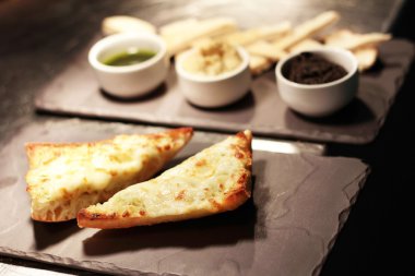 Sarımsak ekmek ve humus dip