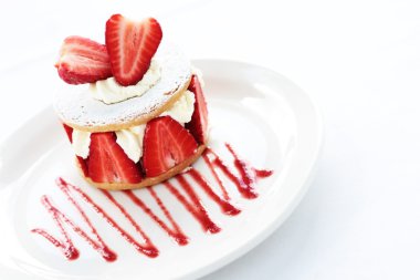 kaplama çilekli tatlı