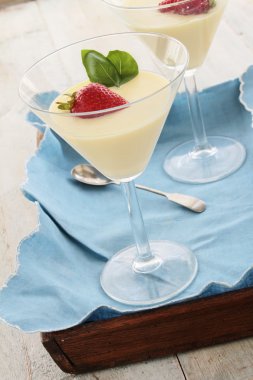 beyaz çikolata mousse tatlı