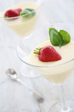 beyaz çikolata mousse tatlı