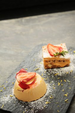 Panna cotta ve tirimasu tatlılar