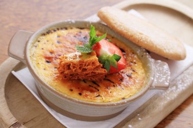 Creme brulee kül şekerleme tatlı ile