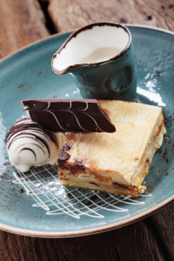 Çikolatalı ekmek ve tereyağı pudingi