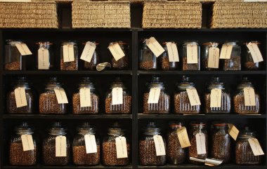 Kahve kavanozları raflarda